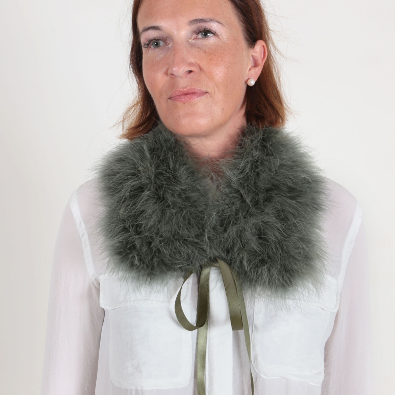 EYES ON MISHA cuello de plumas La Fiffi verde militar