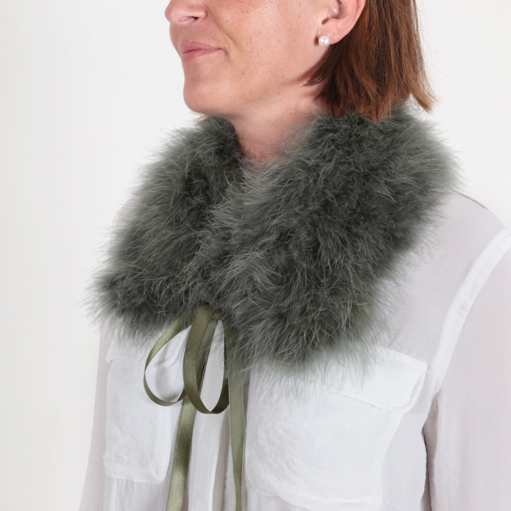 EYES ON MISHA cuello de plumas La Fiffi verde militar