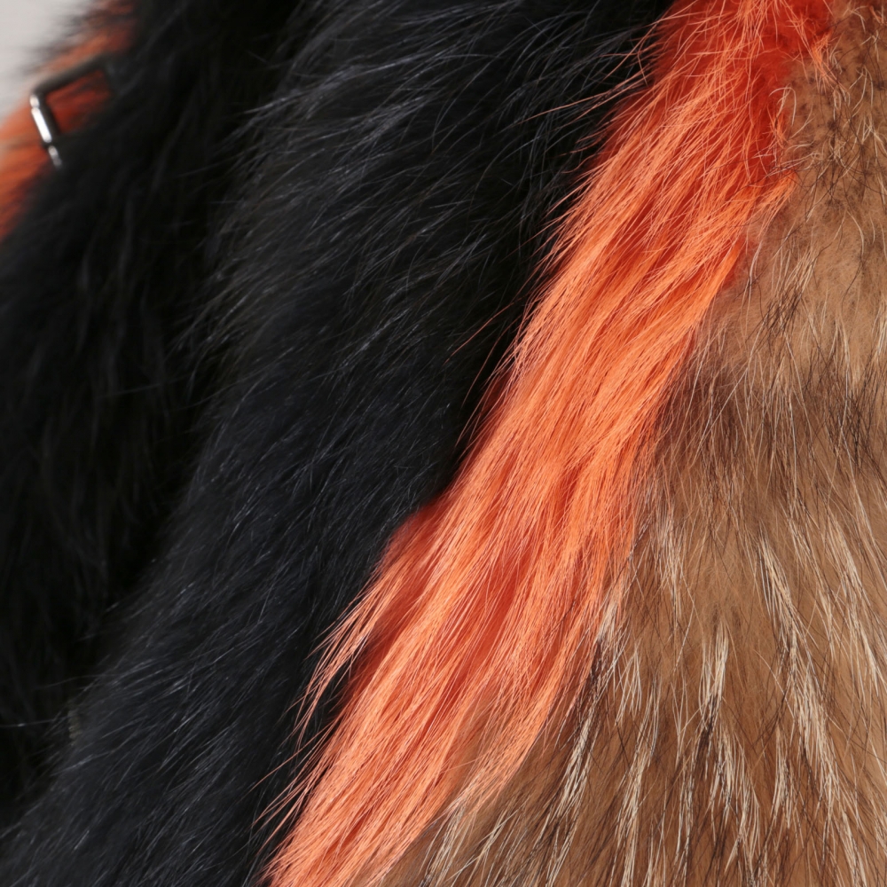EYES ON MISHA - en piel y pluma -Estola de pelo de mapache Valkyrie marrón/naranja/negro EYES ON MISHA